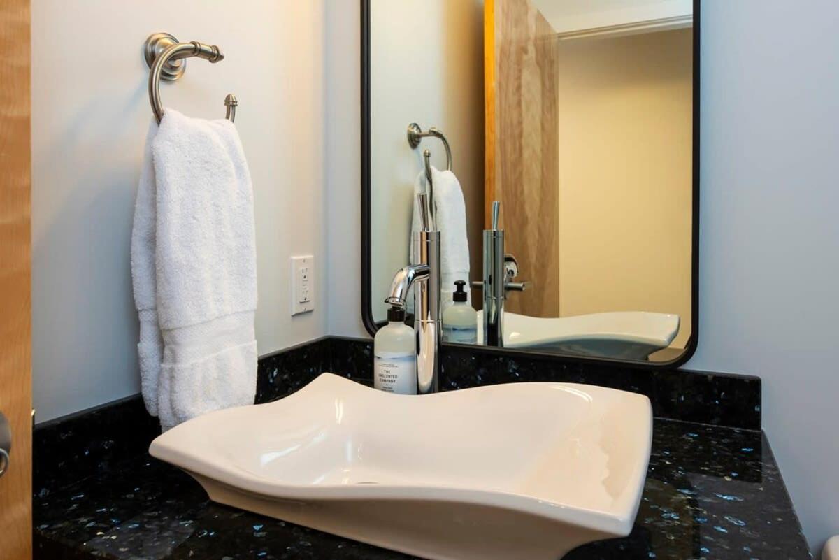 Villa Nn - The Flame - Downtown 1-Bed 2-Bath Whitehorse Exterior foto