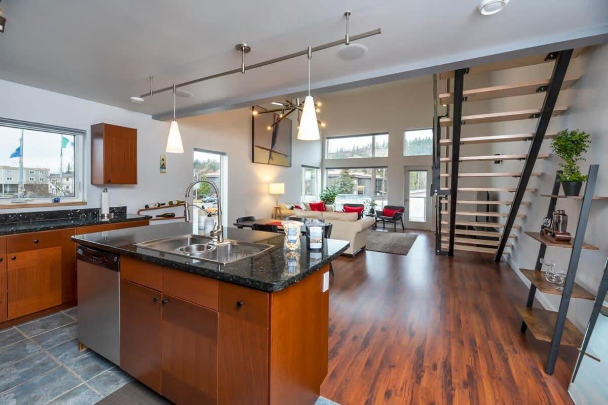 Villa Nn - The Flame - Downtown 1-Bed 2-Bath Whitehorse Exterior foto